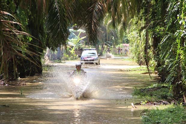 Polisi Terobos Banjir...
