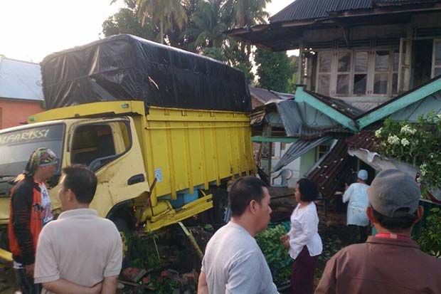 Akibat Ban Gundul, Truk...