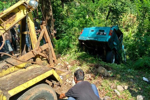 Panther Terjun ke Jurang,...