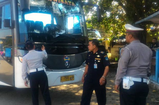 Puluhan Bus Pariwisata...