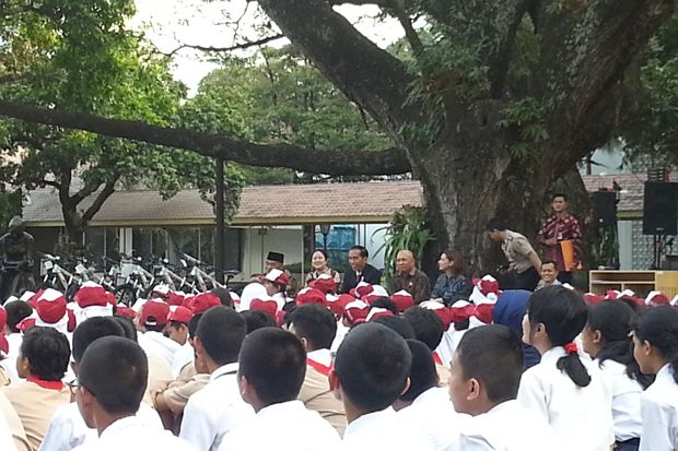 Jokowi dan Ratusan Siswa...