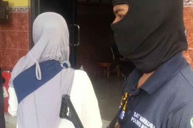 Edarkan Sabu, Ibu Rumah...