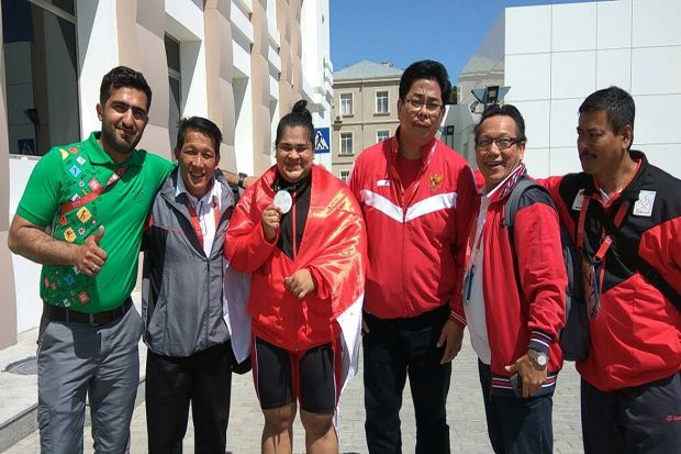 Atlet Angkat Besi Indonesia...