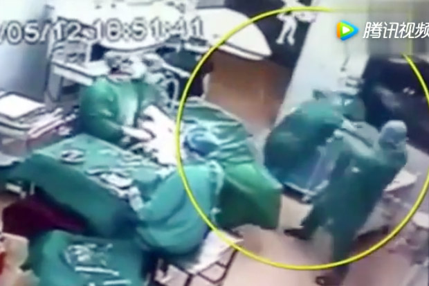 Perawat di China Baku...