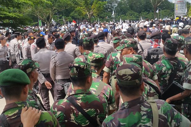 Ribuan Orang Ikut Aksi...