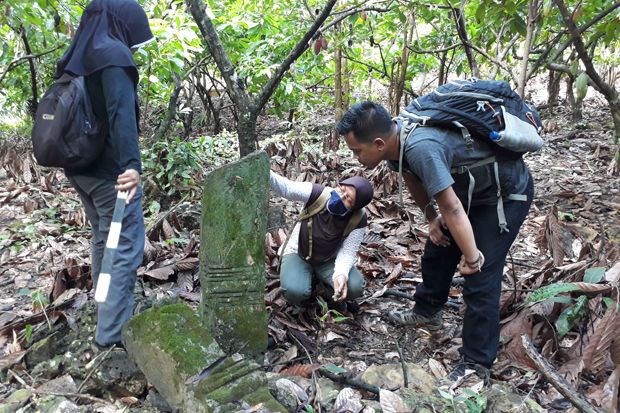 Melihat Kompleks Makam...