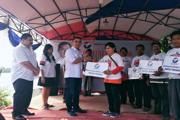 Pemuda Perindo Serahkan...