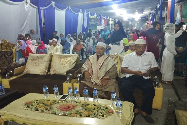 Ratusan Warga Hadiri...