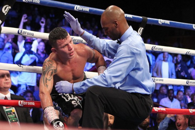 Menang TKO atas Escandon,...