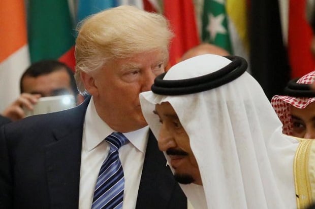 Trump Dengarkan Surah...