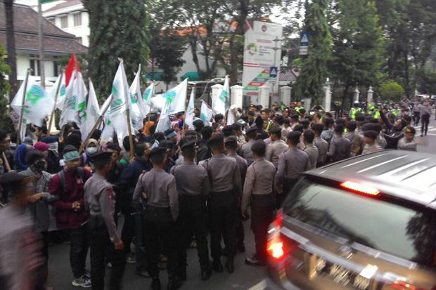 Demo di depan Istana...