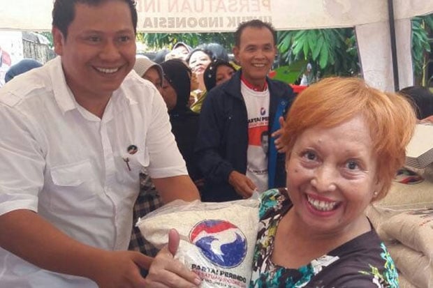 Warga Ciracas Serbu...