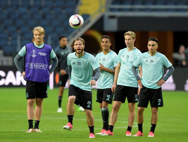 Ajax Usung Total Football...