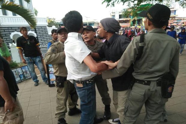 Penertiban PKL Ricuh,...