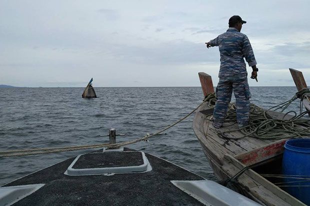 Kapal Dihantam Ombak,...