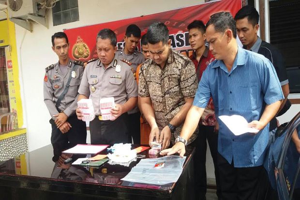 Pemilik Toko Emas Tipu...