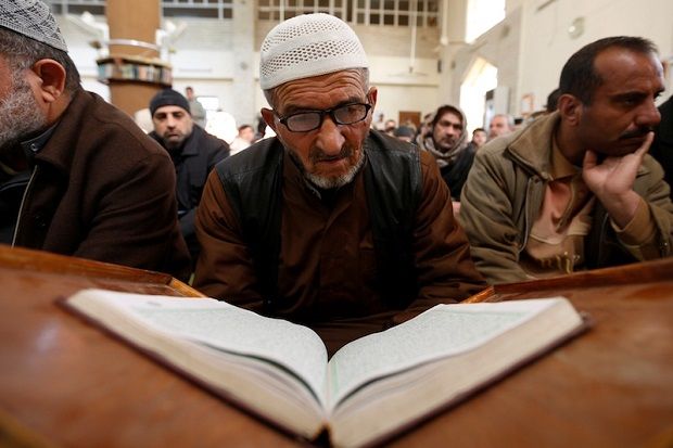 Bakar Alquran, Pria...