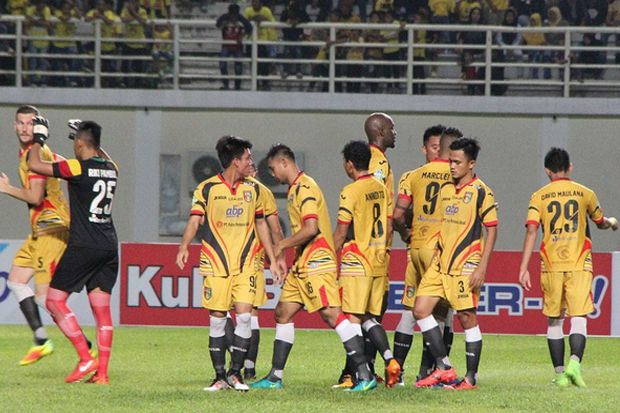Drama Delapan Gol, Mitra...