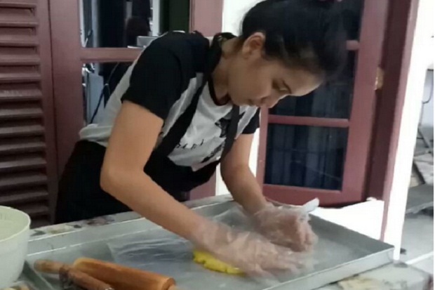 Ayu Ting Ting Manfaatkan...