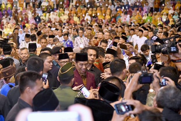 Jokowi Dikukuhkan sebagai...
