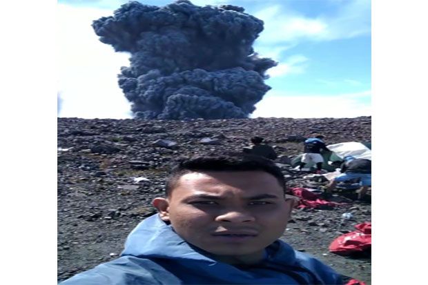 Nekat, Pendaki Ini Selfie...