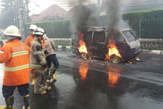 Angkot Terbakar di Bandung,...