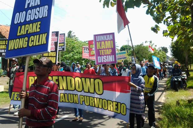 Tolak Direlokasi, PKL...