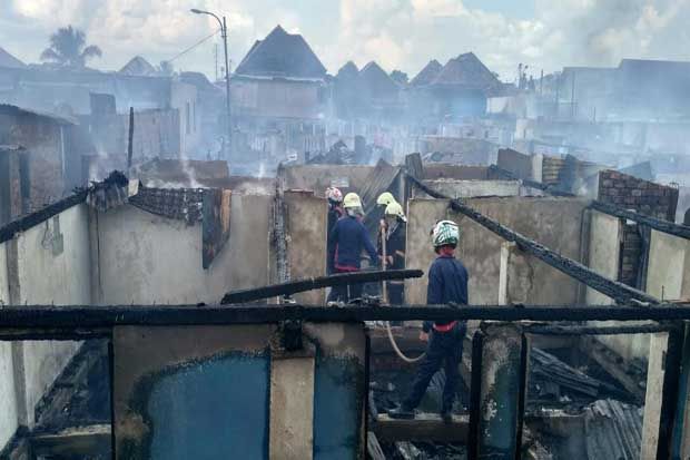 Api di Permukiman Padat...
