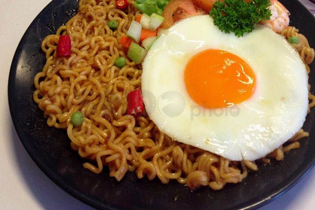 Makan Mi Instan Saat...