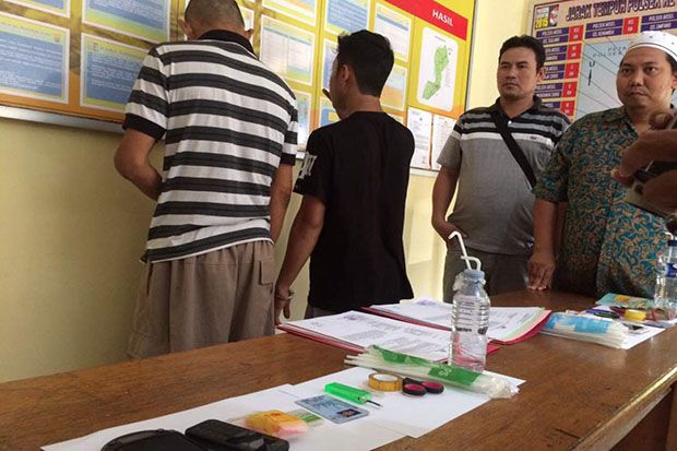 Hendak Ditangkap Polisi,...