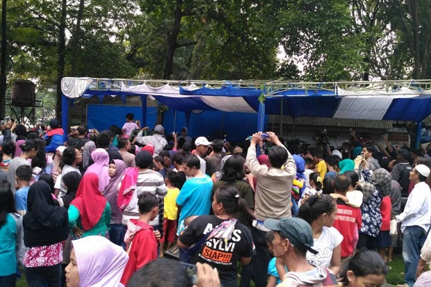 Artis dan Ratusan Warga...