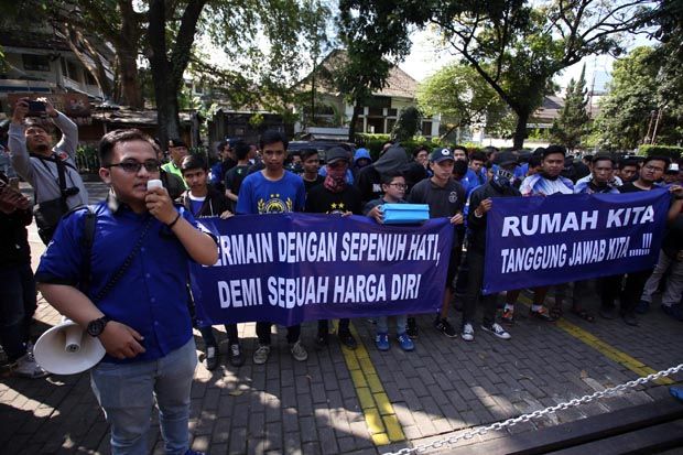 Geruduk Markas Persib,...