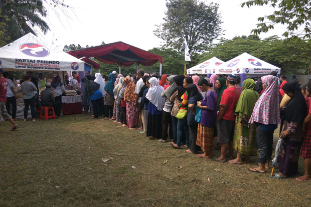 Warga Mengular Antre...