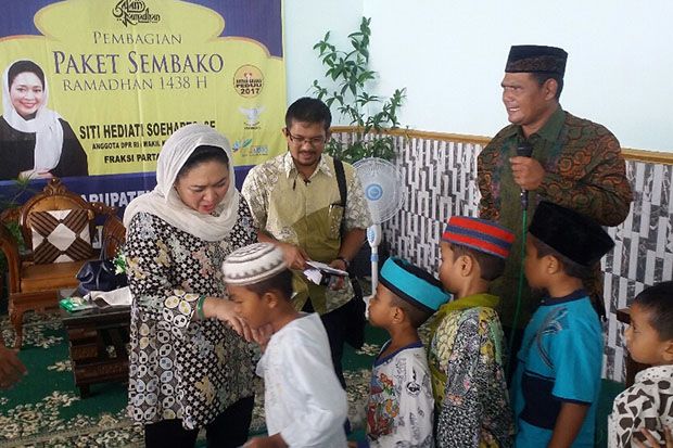 Titiek Soeharto Santuni...