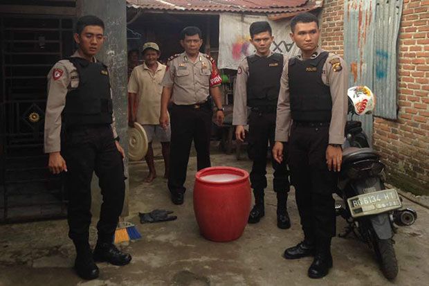 Gerebek Warung Miras,...
