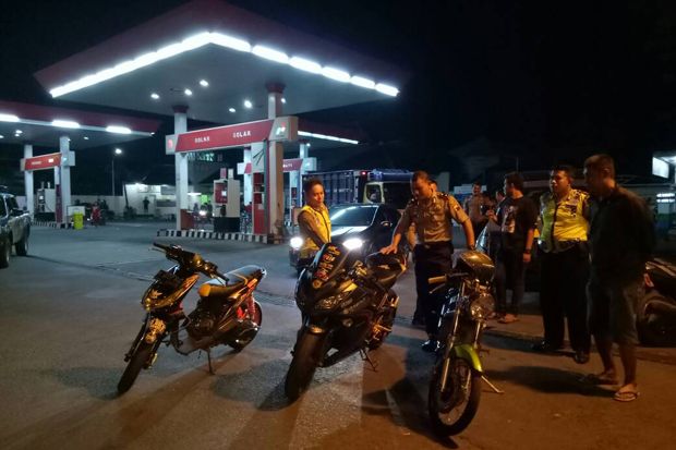 Polisi Bubarkan Balapan...