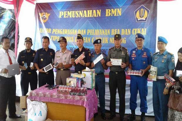 Aksi Bea Cukai Teluk...