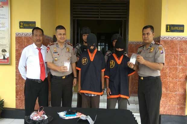 Cari Uang Lebaran, Dua...