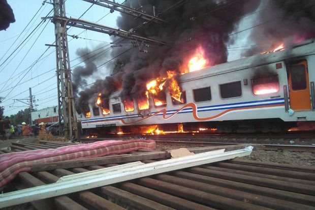 Kereta Api Tabrak Mobil...