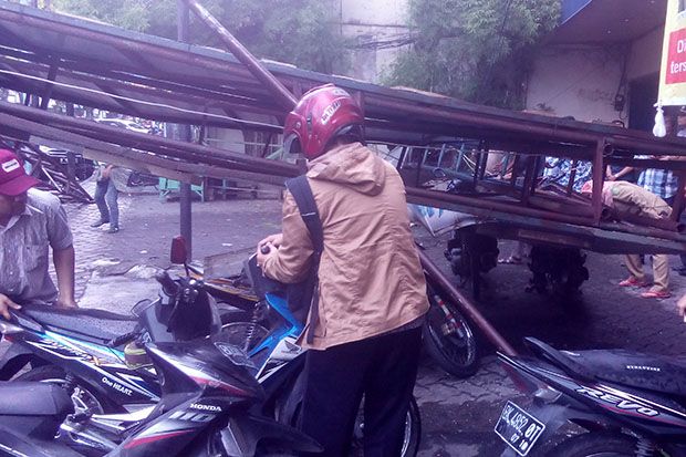 Diterpa Angin Kencang,...