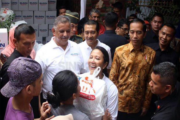 BUMN Bagi-bagi Sembako,...