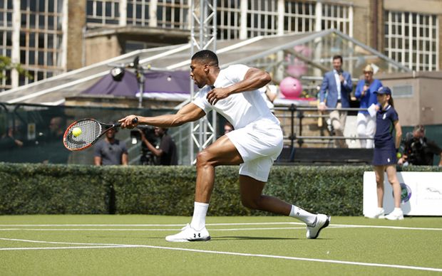 Andy Murray Layani Pukulan...