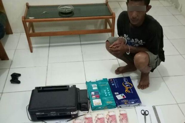 Pria Ini Cetak Uang...