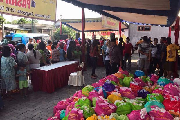 Anggota DPR Gelar Pasar...
