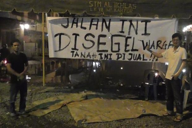 Rusak Parah, Warga Blokir...