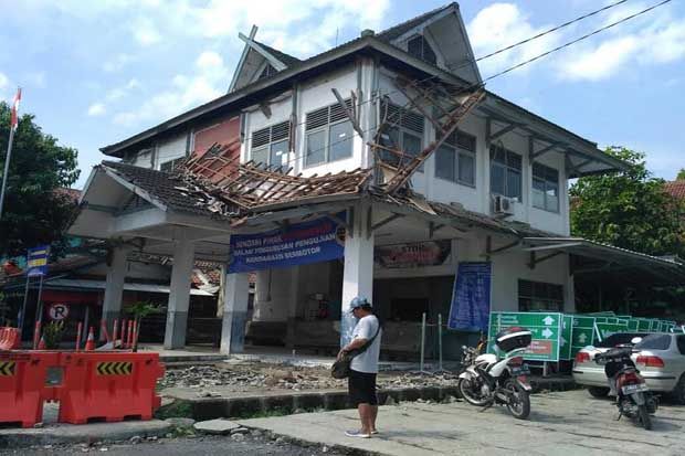Pegawai Dishub Bekerja...