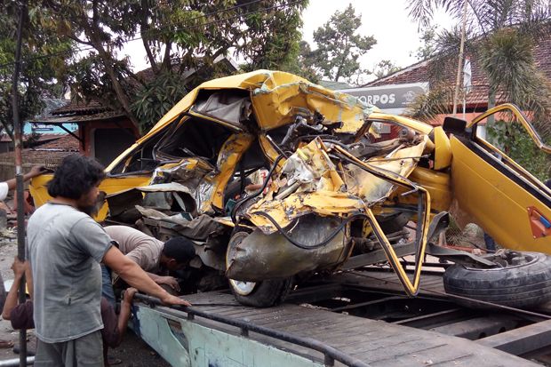 Truk Hantam Pejalan...