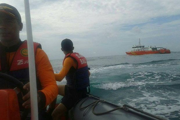 Basarnas Turunkan Kapal...