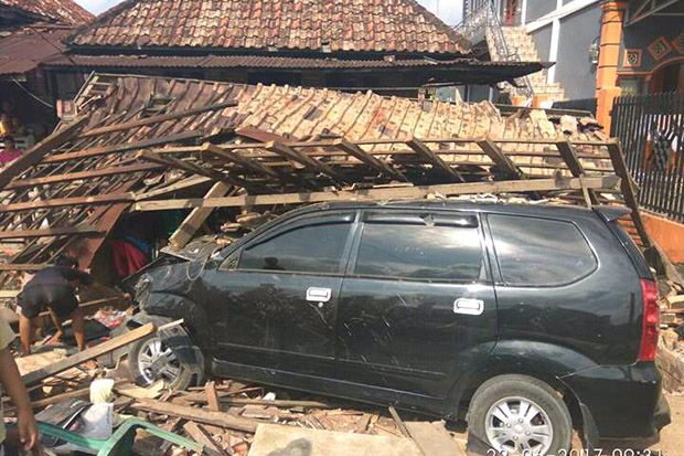 Hilang Kendali, Mobil...