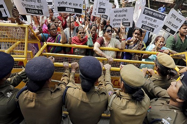 Polisi India Minta Dilayani...